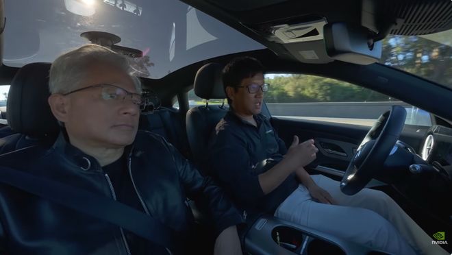卖芯片的英伟达，要跟车企抢智驾的生意