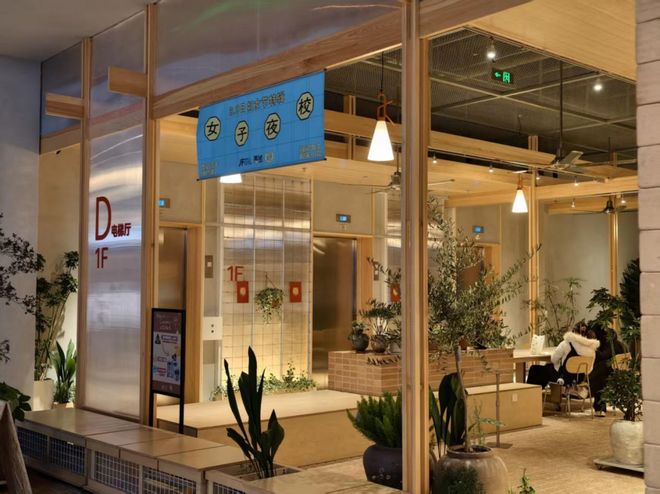 因「增设4个女厕所」被网暴，这家“卫生巾免费自取、创办女子夜校”的商场还在为女性友好做更多？__因「增设4个女厕所」被网暴，这家“卫生巾免费自取、创办女子夜校”的商场还在为女性友好做更多？