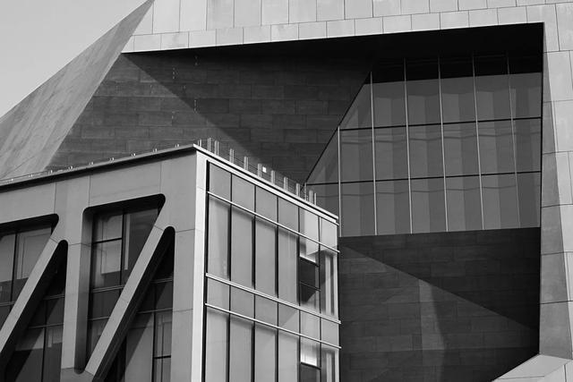 广发基金的“冰与火”：权益产品业绩乏力，高管大比例分红